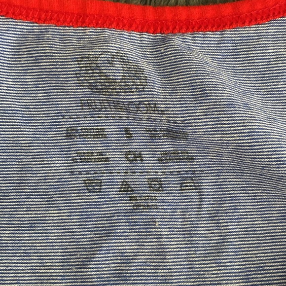 Red border and blue tank top - Picture 8 of 17